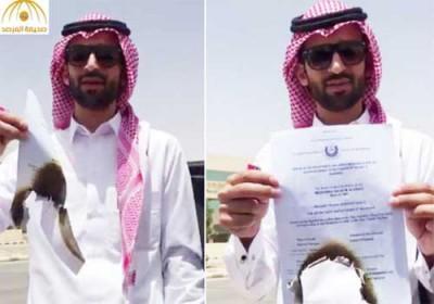 De jeunes diplômés saoudiens se montrent sur internet en train de brûler leur diplôme. 