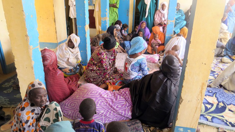 La salle d'attente bondée du Centre de Santé Communautaire d'Erintedjet au Mali, réhabilité et soutenu par le Centre de Santé réabilité d'Erintedjet © CICR