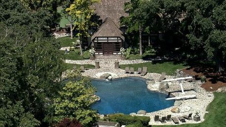 The-Swimming-Pool-At-Neverland-Ranch-mari-33416494-500-281
