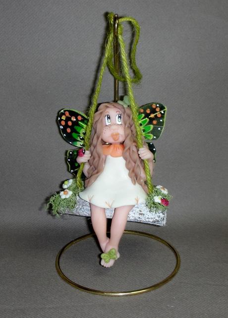 P'tite Elfe papillon sur balançoire en porcelaine froide