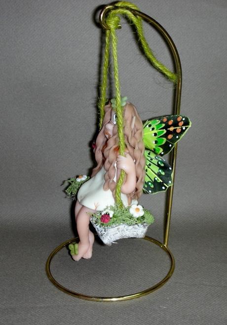 P'tite Elfe papillon sur balançoire en porcelaine froide P'tite Elfe papillon sur balançoire en porcelaine froide