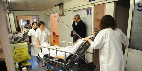 Le service des urgences de l’hôpital Saint-Louis à la Rochelle : la pénurie de médecins s’annonce inquiétante alors que le service se prépare à l’afflux des touristes.