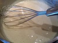 Lorsque le lait arrive à ébullition, incorporez le mélange jaunes, farine et sucre tout en continuant à mélanger avec un fouet  Poursuivez la cuisson de cette crème sur feu moyen jusqu’à ce qu’elle épaississe, laissez refroidir et mettez la crème dans une poche à douille