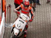 Quand Marc Marquez rejoint stands toute vitesse scooter