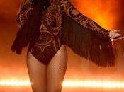 Queen étincelante dans body sur-mesure signé Julien Macdonald Swarovski