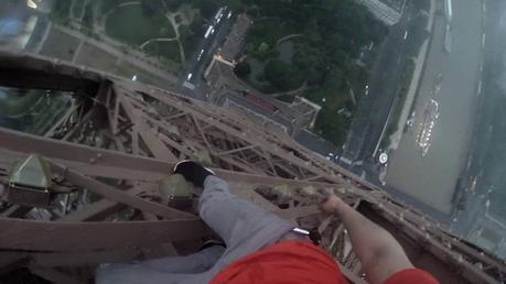 Ils escaladent la tour Eiffel sans aucune assurance