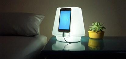 Cette lampe de chevet a la particularité d’éclairer votre chambre grâce à de simples gestes.