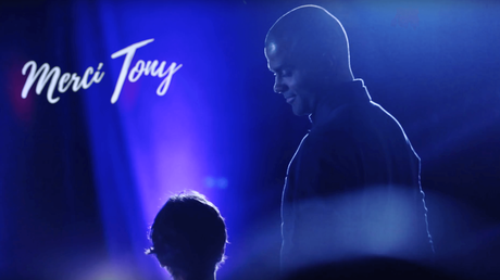 Tony Parker rencontre son hologramme lorsqu’il était encore petit ! Tony Parker rencontre son hologramme lorsqu’il était encore petit !