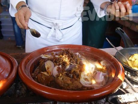 Cuisine marocaine: Briouats, tajine, pain maison, salade d'oranges et thé à