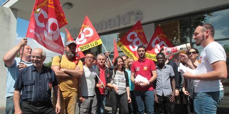 Ce jeudi, devant le McDonald's des Minimes à La Rochelle