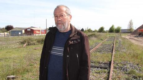 Jean-Paul Juillet, sur la ligne de chemin de fer Fontenay-le-Comte-Niort fermée depuis 1969.