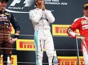 sportifs font siffler podium