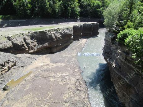 France - La baisse des eaux du Rhône - 1