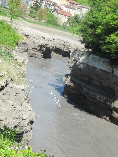 France - La baisse des eaux du Rhône - 1