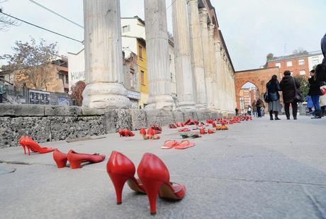 Fin-2012-Milan-chaussures-femmes-couleur-rouge-deposees-afin-protester-contre-violence-faite-femmes_2_730_491