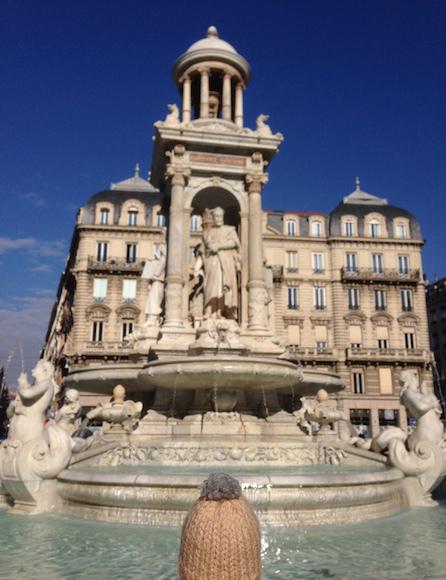 globe-t-bonnet-voyageur-travelling-winter-hat-lyon-fontaine-place-jacobins