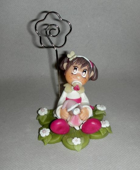 Support à dragée avec fillette et son doudou en porcelaine froide