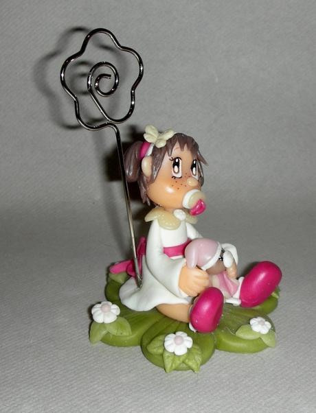 Support à dragée avec fillette et son doudou en porcelaine froide