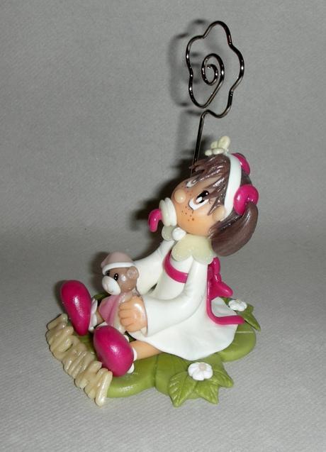 Support à dragée avec fillette et son doudou en porcelaine froide