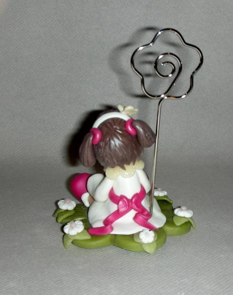 Support à dragée avec fillette et son doudou en porcelaine froide