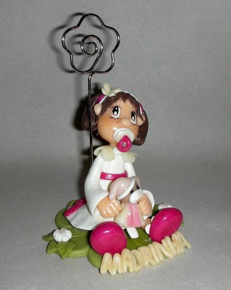 Support à dragée avec fillette et son doudou en porcelaine froide