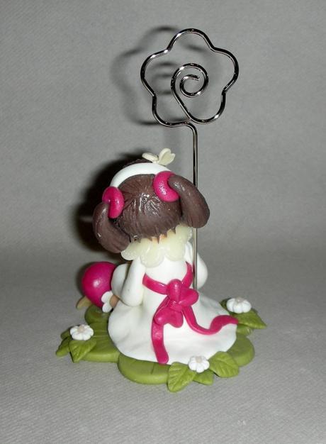 Support à dragée avec fillette et son doudou en porcelaine froide