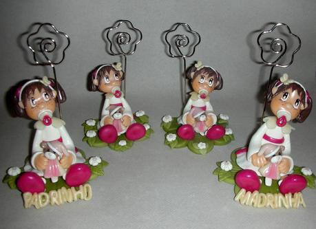 Support à dragée avec fillette et son doudou en porcelaine froide