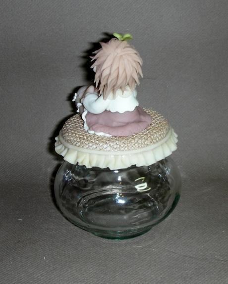 Pot douceur avec fillette et son doudou ourson en porcelaine froide Pot douceur avec fillette et son doudou ourson en porcelaine froide