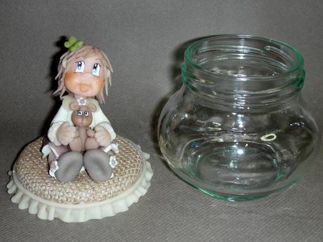 Pot douceur avec fillette et son doudou ourson en porcelaine froide Pot douceur avec fillette et son doudou ourson en porcelaine froide