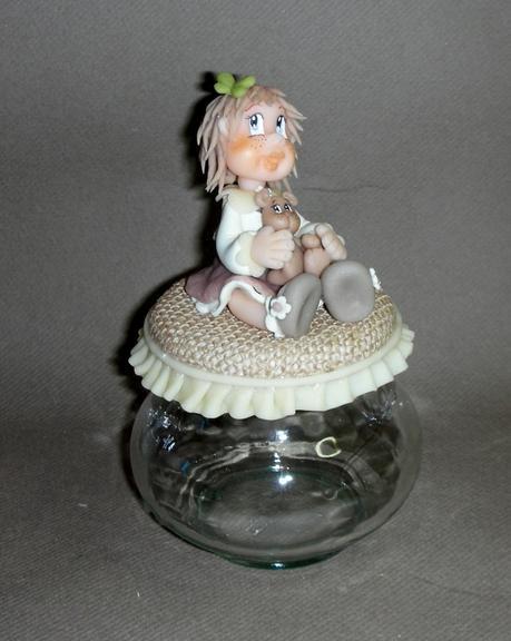 Pot douceur avec fillette et son doudou ourson en porcelaine froide Pot douceur avec fillette et son doudou ourson en porcelaine froide