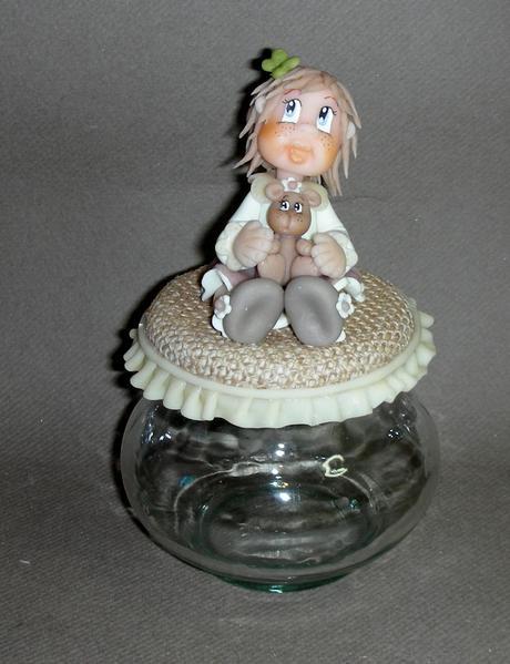 Pot douceur avec fillette et son doudou ourson en porcelaine froide Pot douceur avec fillette et son doudou ourson en porcelaine froide