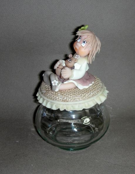 Pot douceur avec fillette et son doudou ourson en porcelaine froide Pot douceur avec fillette et son doudou ourson en porcelaine froide