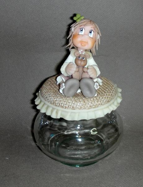 Pot douceur avec fillette et son doudou ourson en porcelaine froide Pot douceur avec fillette et son doudou ourson en porcelaine froide