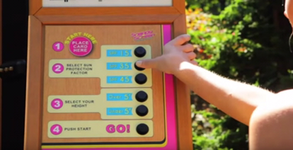 Fini les coups de soleil, cette machine vous aspergera de crème solaire !