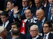 Question pourquoi est-ce personne semblé remarquer présence Hollande lors remise coupe l'euro