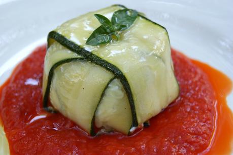 Charlotte de courgette au chèvre frais, coulis de poivrons