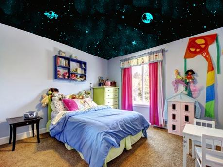 chambre enfant avec ciel étoilé au plafond