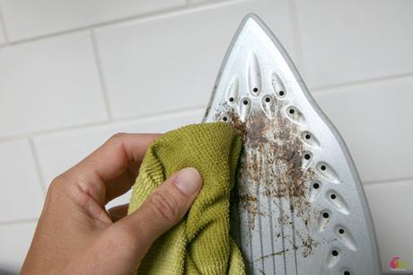 Comment nettoyer la semelle d’un fer à repasser