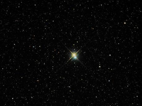 A 380 années-lumière de la Terre, l’étoile double Alibero, la tête du Cygne. Les deux étoiles de couleurs (donc de températures) différentes seraient séparées de 40 unités astronomiques (40 fois la distance entre la Terre et le Soleil) — Crédit : Richard Yandrick