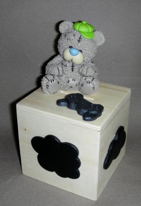 Tirelire en bois avec ourson Tirelire en bois avec ourson