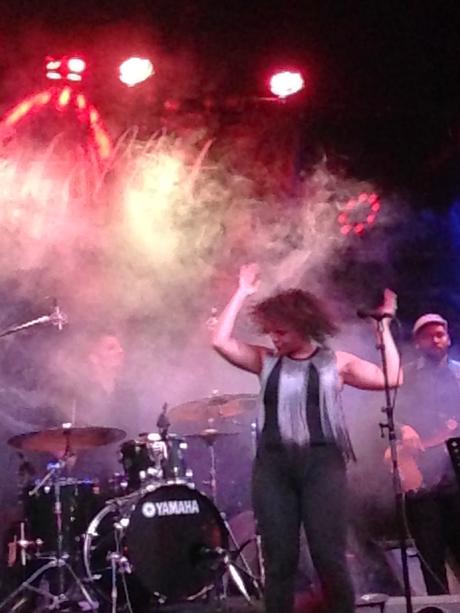 Dancing Barefoot with Shayna Steele (Live Satellit Café, France 20/012/2015) plus quelques notes sur 