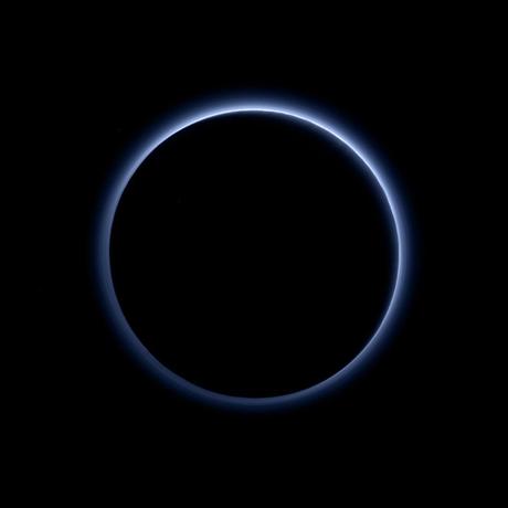 ciel bleu de Pluton en contre-jour
