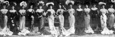 Anna, au centre, et les Anna Held Girls, en 1903