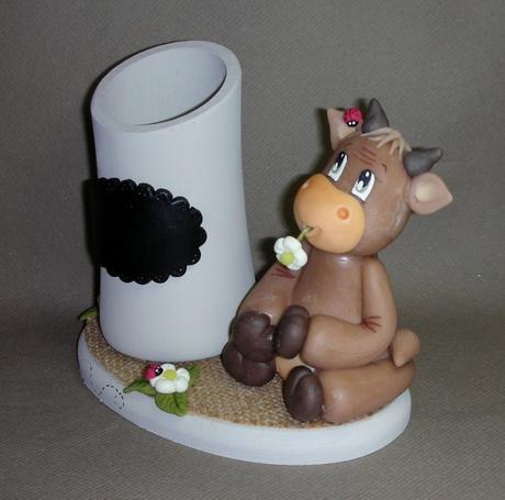 Porte-crayon avec p'tite vache en porcelaine froide Porte-crayon avec p'tite vache en porcelaine froide