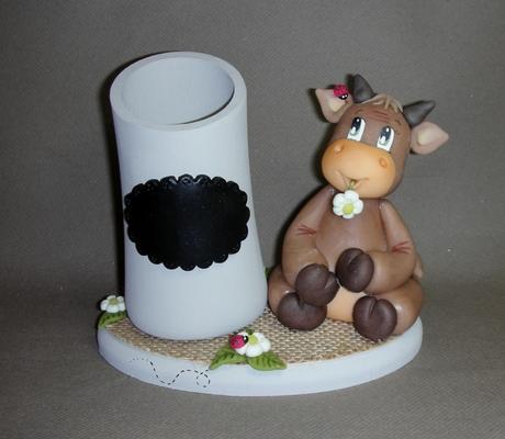 Porte-crayon avec p'tite vache en porcelaine froide Porte-crayon avec p'tite vache en porcelaine froide