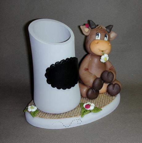 Porte-crayon avec p'tite vache en porcelaine froide Porte-crayon avec p'tite vache en porcelaine froide