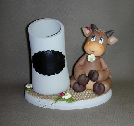 Porte-crayon avec p'tite vache en porcelaine froide Porte-crayon avec p'tite vache en porcelaine froide