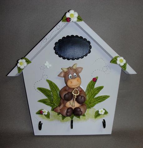 Maison porte- clés  avec p'tite vache en porcelaine froide