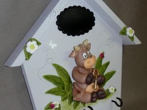 Maison porte- clés  avec p'tite vache en porcelaine froide