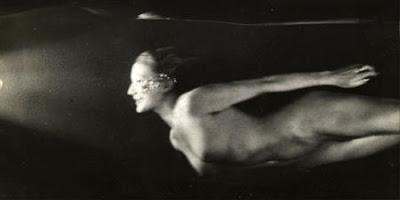 L'ondine était toujours appuyée au bastingage